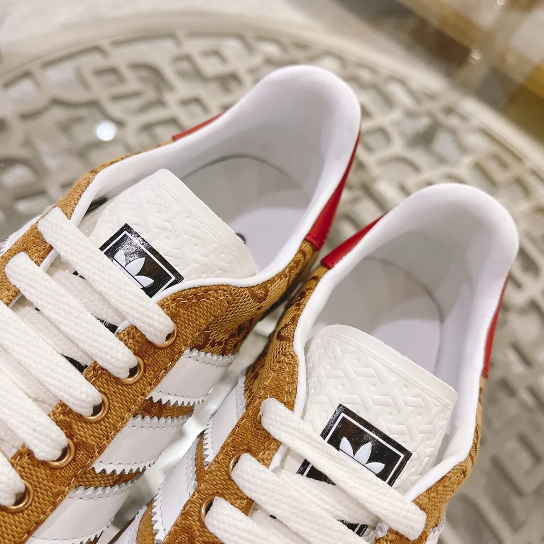 👟👟Ex-factory price 480👟👟 Women's shoe factory Gucci&adidas joint limited edition couple's sneakers. A super nice joint casual sneaker with rich and bold colors! It showed everyone a completely different charm from the past! Combining retro style and youthful sports style to create a new aesthetic! Vitality yet stylish at the same time! ! Upper - made of cowhide, cowhide, cloth. Lining - sheepskin lining for feet. Sole - original open-molded beef tendon non-slip and wear-resistant outsole. Size: 35-44 (couple style)